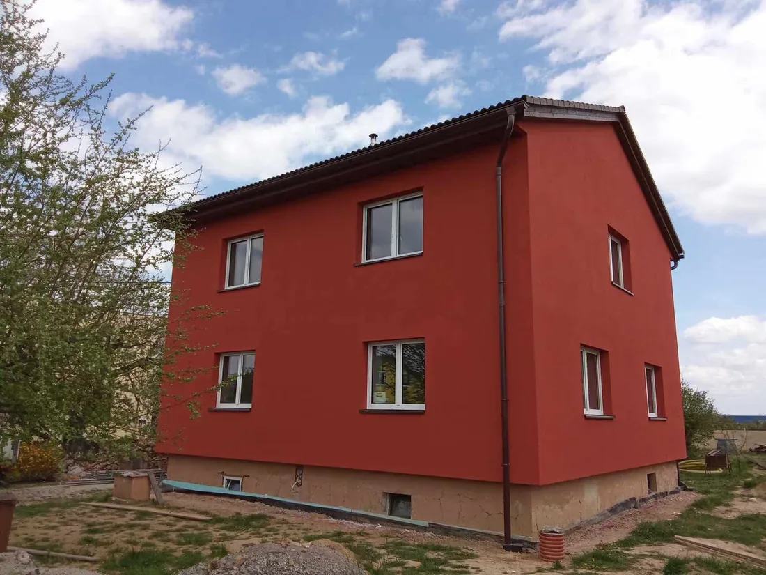 Stejný dům po zateplení s novou fasádou
